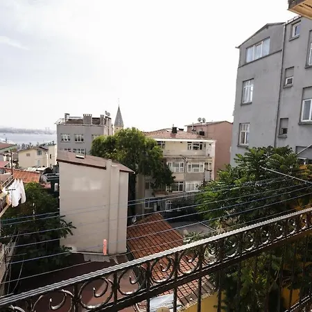 Beyoglu'nda 4+1 Ferah, Manzarali Tarihi דירה איסטמבול