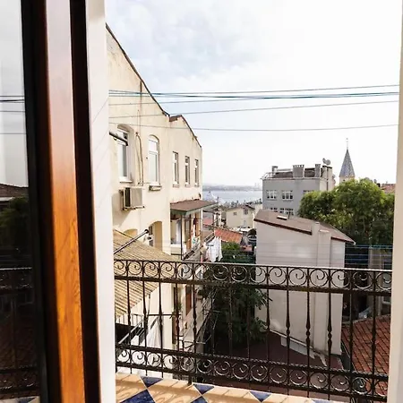 Beyoglu'nda 4+1 Ferah, Manzarali Tarihi 公寓