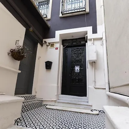 Beyoglu'nda 4+1 Ferah, Manzarali Tarihi Apartment *