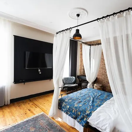 Beyoglu'nda 4+1 Ferah, Manzarali Tarihi Istanbul