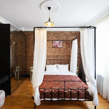 Apartment Beyoglu'nda 4+1 Ferah, Manzarali Tarihi